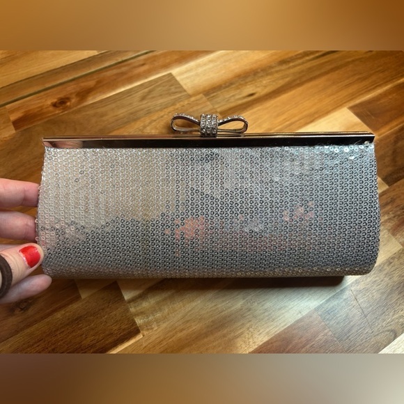Elegant Silver Sequin Hardshell Shoulder or Clutch Purse Rhinestone Bow Closure - Picture 6 of 7